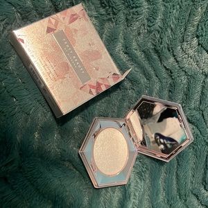 Fenty Beauty Rihanna Diamond Bomb All-Over Veil Highlighter How Many Carats?!